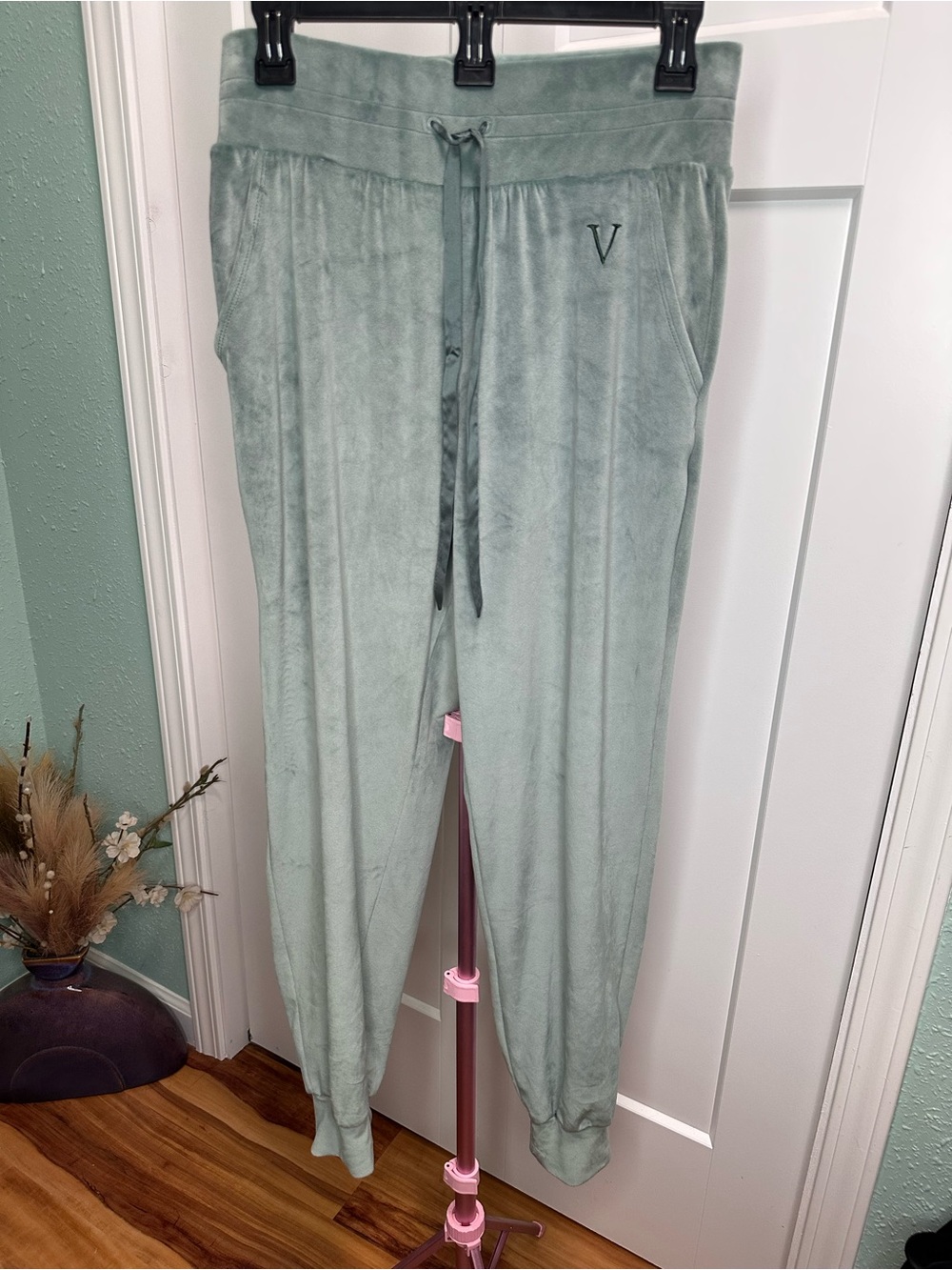 Victoria Secret Velour Drawstring Lounge Pants in Sage Green Small EUC cozy